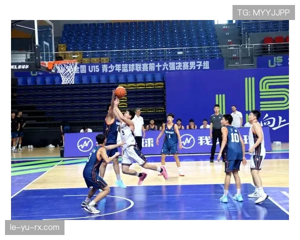 年轻球员在赛季首场比赛中表现惊艳，赢得球迷热烈欢呼走势清晰